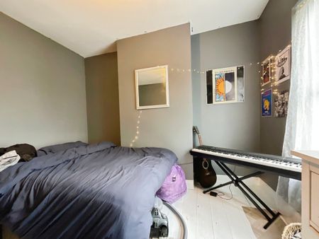 2 bedroom Mid Terraced House to let - Photo 5