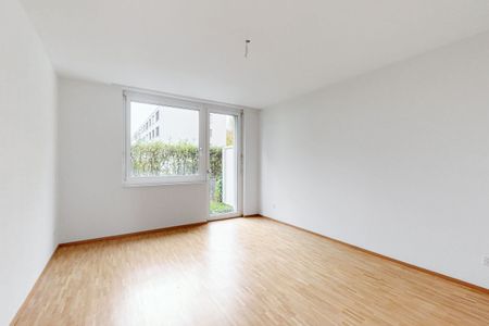 **Spacious ground floor apartment with garden seating area** - Photo 4