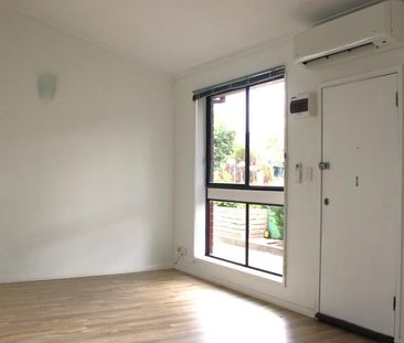 Compact Unit In Quiet Street - Photo 6
