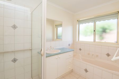 1 / 17 Menzies Crescent, SHEPPARTON VIC 3630 - Photo 2