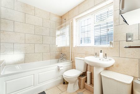 Available unfurnished now - Photo 3