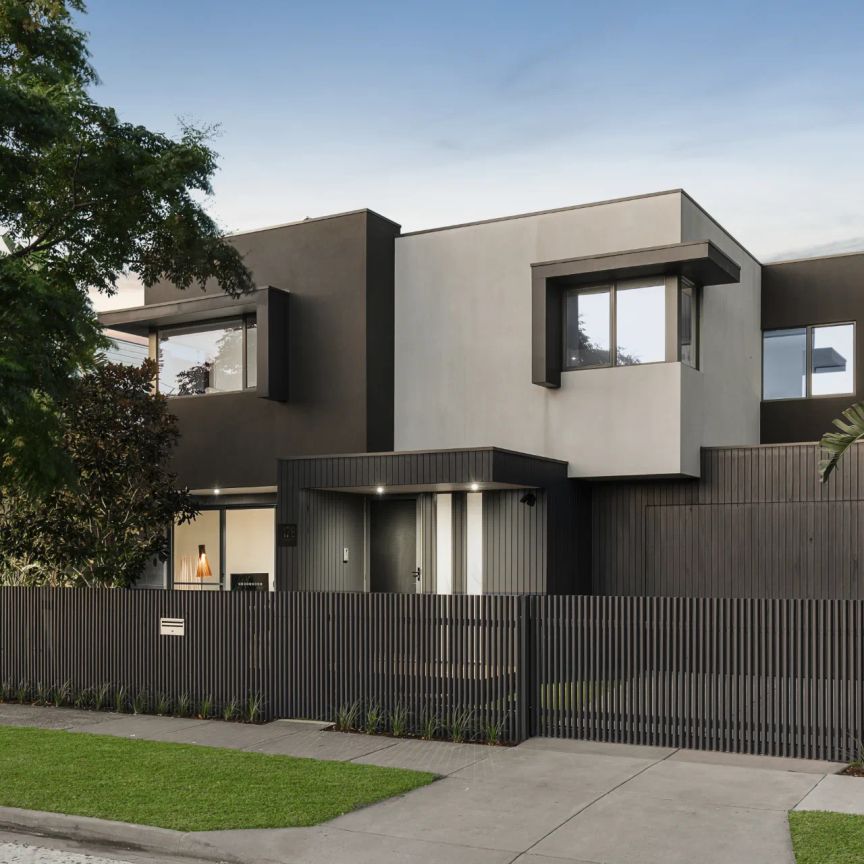 CONTEMPORARY LIFESTYLE ON THE BEACH EDGE! - Photo 1