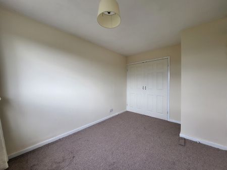 2 bedroom mid terrace to let - Photo 2