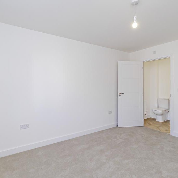 4 bedroom semi-detached house to rent - Photo 1