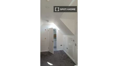 Room for rent in a 4-bedroom house in Killinardan, Dublin - Photo 5