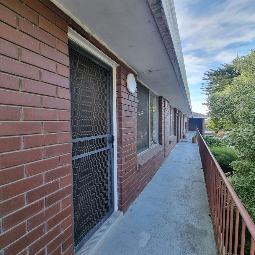 Conveniently Located One-Bedroom Flat in Mentone - Photo 1