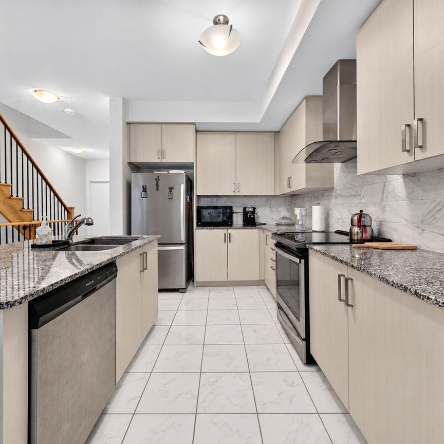 For Lease - 215 Harding Park Street, Newmarket, Ontario - Photo 1