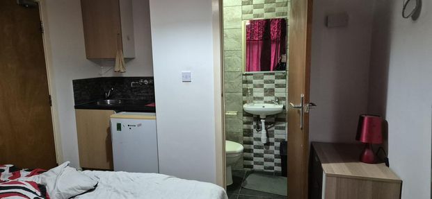 1 bedroom in a house share to rent - Photo 1