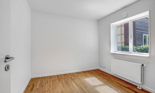 Stor og rumlig 4-værelses lejlighed ved Furesø med privat altan. Depotrum i kælderen og 2 badeværelser - Foto 1