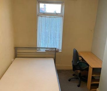 Room in a Shared House, Green Lane, IG3 - Photo 4