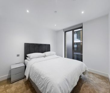 2 bedroom flat in London - Photo 1