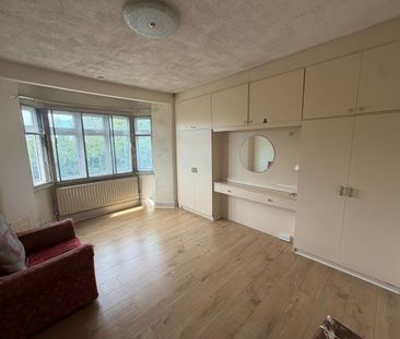 Room in a Shared Flat, North Circular Road, NW2 - Photo 1