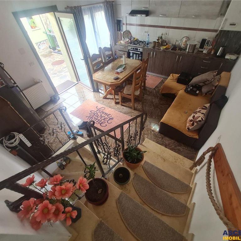 Proprietate cu 3 corpuri, curte individula, potential regim - Fotografie 1