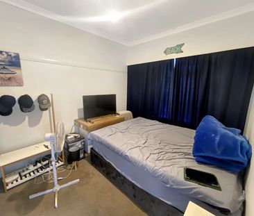 Spacious 3-Bedroom Home with Sea Views & Ample Parking - Photo 5