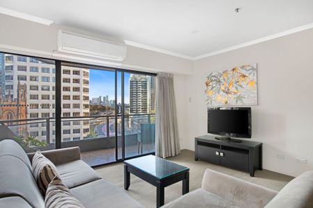 A Superb One Bedroom Apartment with Secure Parking in the Heart of the City - Photo 2