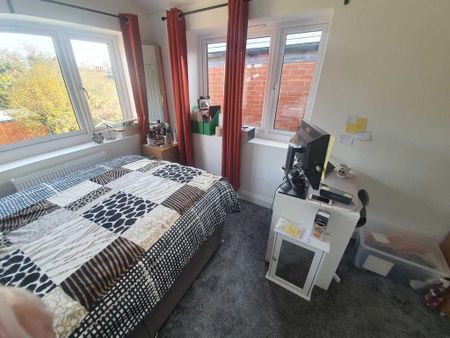 5 bedroom end of terrace house to rent - Photo 2