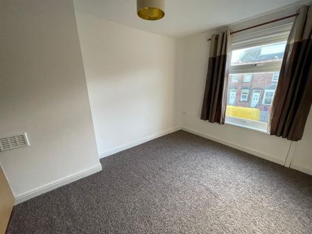 Cross Flatts Parade, Leeds - Photo 2