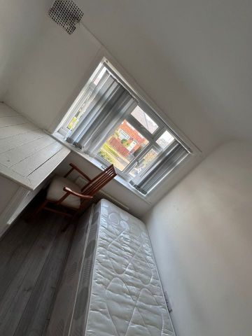 Room in a Shared House, Amberton Crescent, LS8 - Photo 3