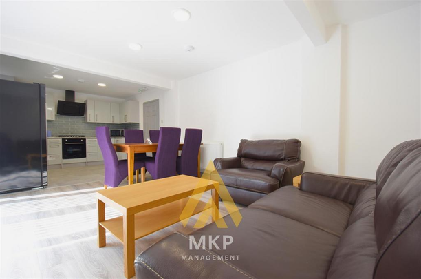 5 bedroom end of terrace house to rent - Photo 1