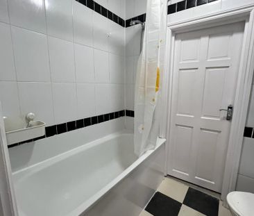 Ensuite room to let close to ilford station-£900 pcm - Photo 4