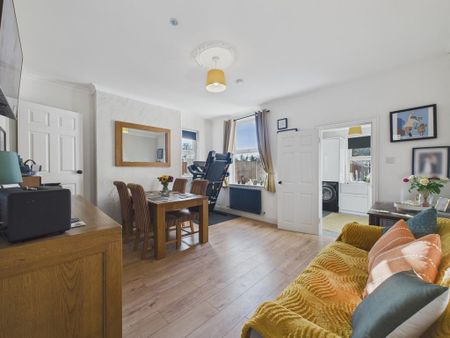 3 bedroom semi-detached house to rent - Photo 3