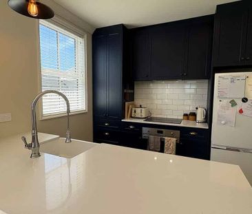 Sunny, Spacious & Super Handy - Photo 3