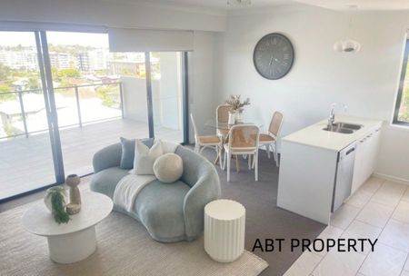 Come Home To Something Special In This Apartment With A Huge Balcony. Unbeatable Location - Walk To Transport And Shops - Photo 4