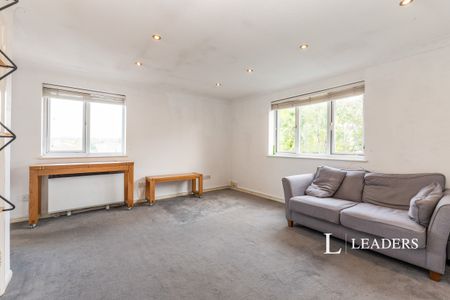 studio to rent Coopers Lodge, Acre Road - Photo 3