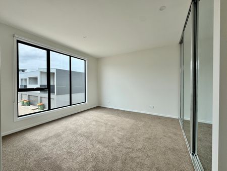 Bright & Immaculate Three-Bedroom Townhouse - Photo 2