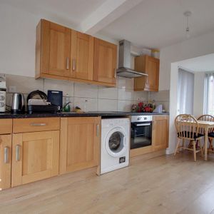 1 bedroom coach house to rent - Photo 2