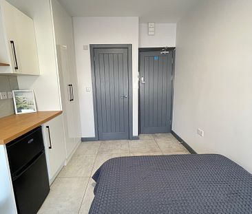 Bright Ensuite double room available close to Elizabeth Line and Heathrow Airport - Photo 5