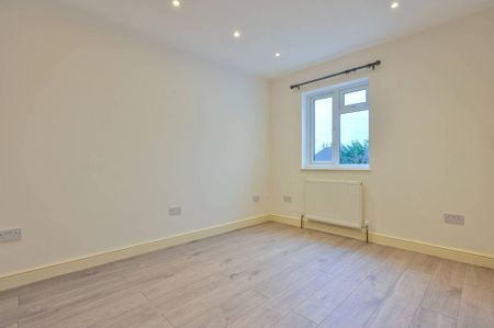 4 bedroom semi-detached house to rent - Photo 5