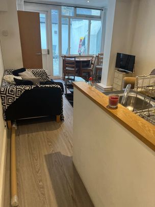 2 Bed Flat, Clapham Common South Side, SW4 - Photo 1