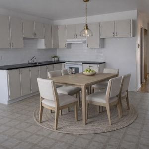 LACHINE 4 1/2 LUMINEUX AVEC STATIONNEMENT - Photo 2