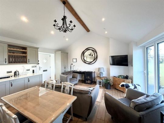 2 bedroom barn conversion to rent - Photo 1