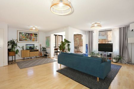 MODERN AND SPACIOUS APARTMENT IN THE CENTRE OF EVERYTHING! - Photo 3