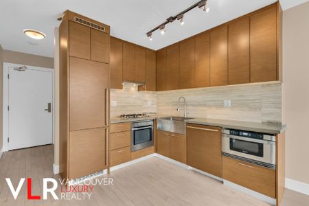 Condo in Downtown Vancouver, BC - Photo 2