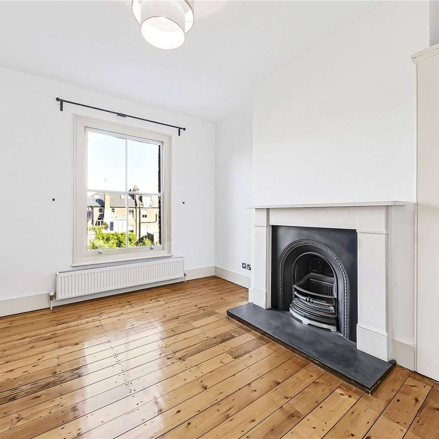 NOT SHARER FRIENDLY - Recently refurbished, mid-terraced, five bedroom family house. - Photo 1