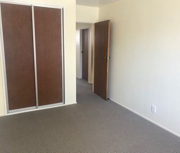 Three bedroom freshly renovated unit - Photo 1