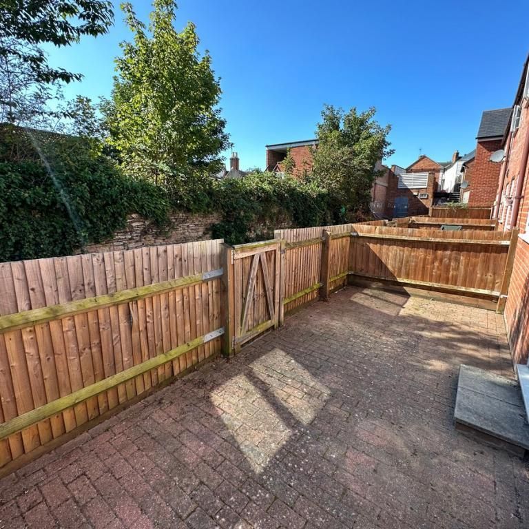 2 bedroom end of terrace house to rent - Photo 1