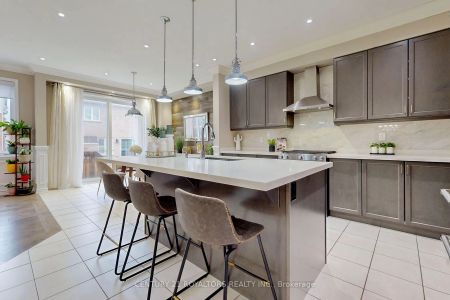 Detached Home For Lease | W9031533 - Photo 4