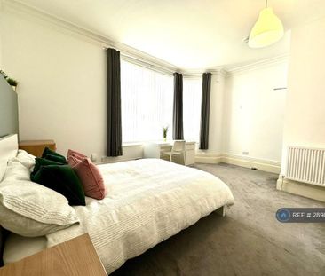 8 bedroom end of terrace house to rent - Photo 3