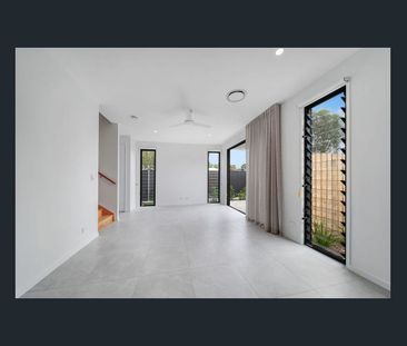 LARGE BRAND NEW THREE BEDROOM TOWNHOUSE - AMAZING LOCATION - Photo 2