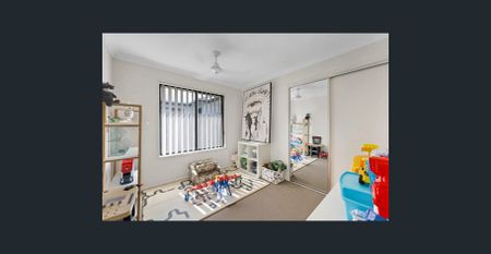 Spacious 4-Bedroom, 2-Living Gem with Solar - Photo 5