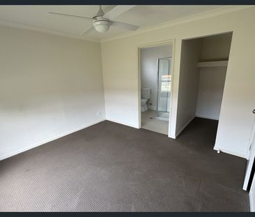 Large modern family home - Photo 2