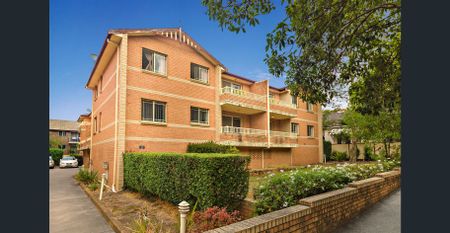 Spacious, Sunny Apartment Only Moments From Amenities - Photo 5