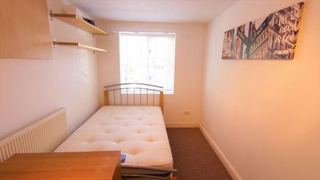 1 bedroom in a house share to rent - Photo 4