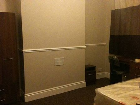5 Bed - Redurbished Student House - Hull - Photo 4