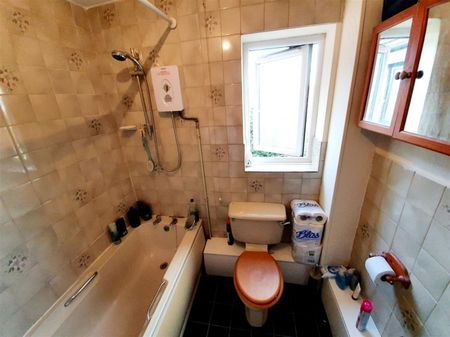 2 Bedroom Flat to Rent in Lovell Court, Irthlingborough, Northants, NN9 - Photo 5