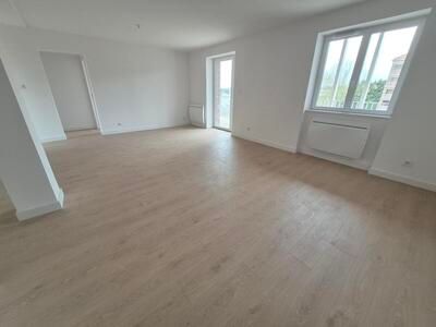 Location Appartement 4 pièces 78m² CAMBRAI 59400 - Photo 2